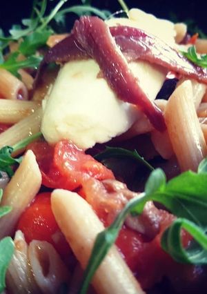 Una foto de Pasta con cherry, Rucula, Mozarella y Anchoas