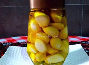Una foto de Ajos macerados en aceite de oliva virgen extra