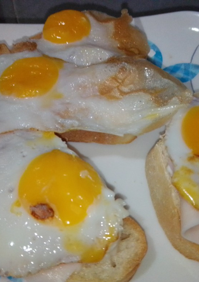 Una foto de Tostas de lomo Sajonia con huevo de codorniz