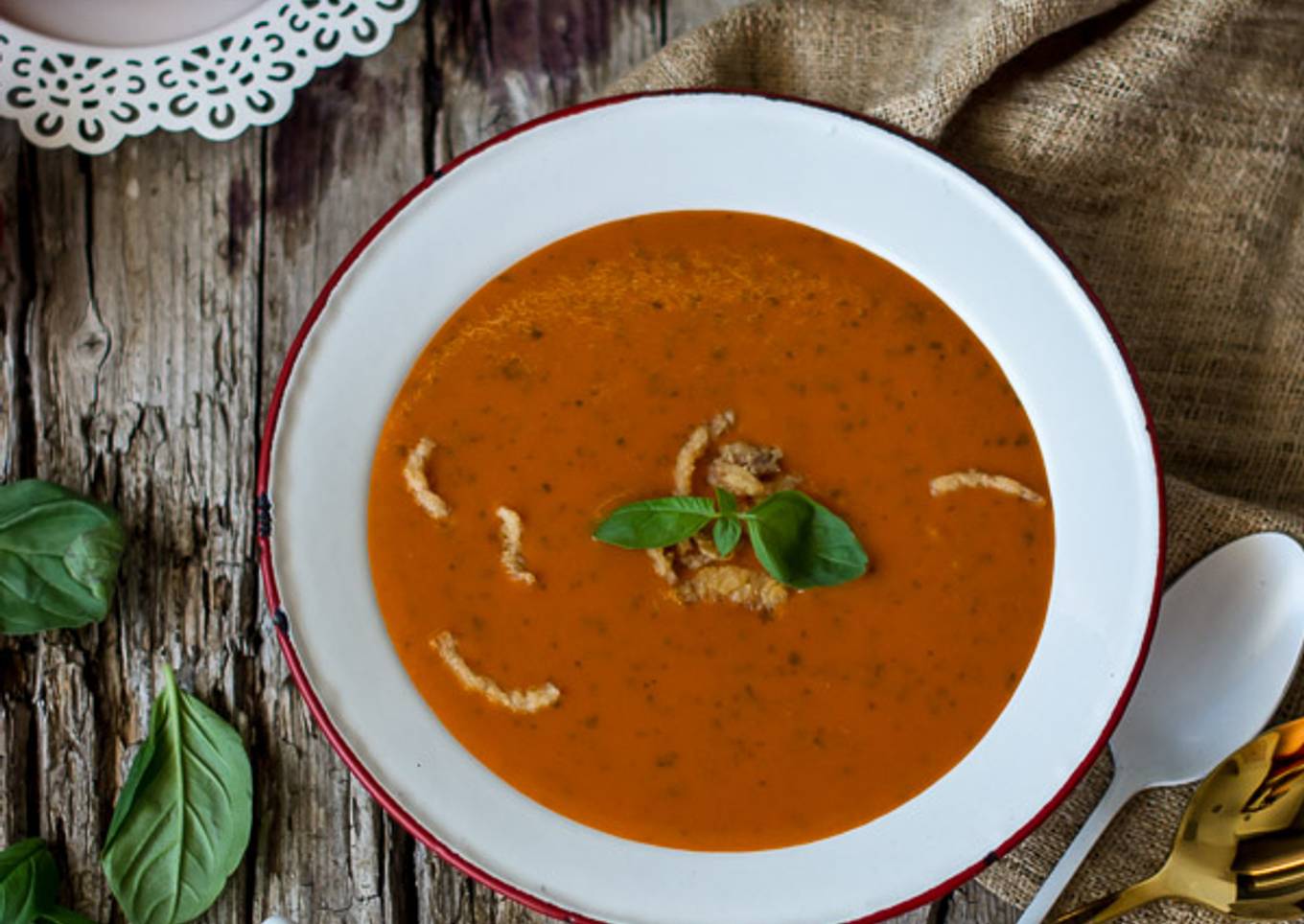 Sopa de tomate con albahaca y chips de cebolla