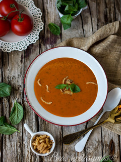 Una foto de Sopa de tomate con albahaca y chips de cebolla
