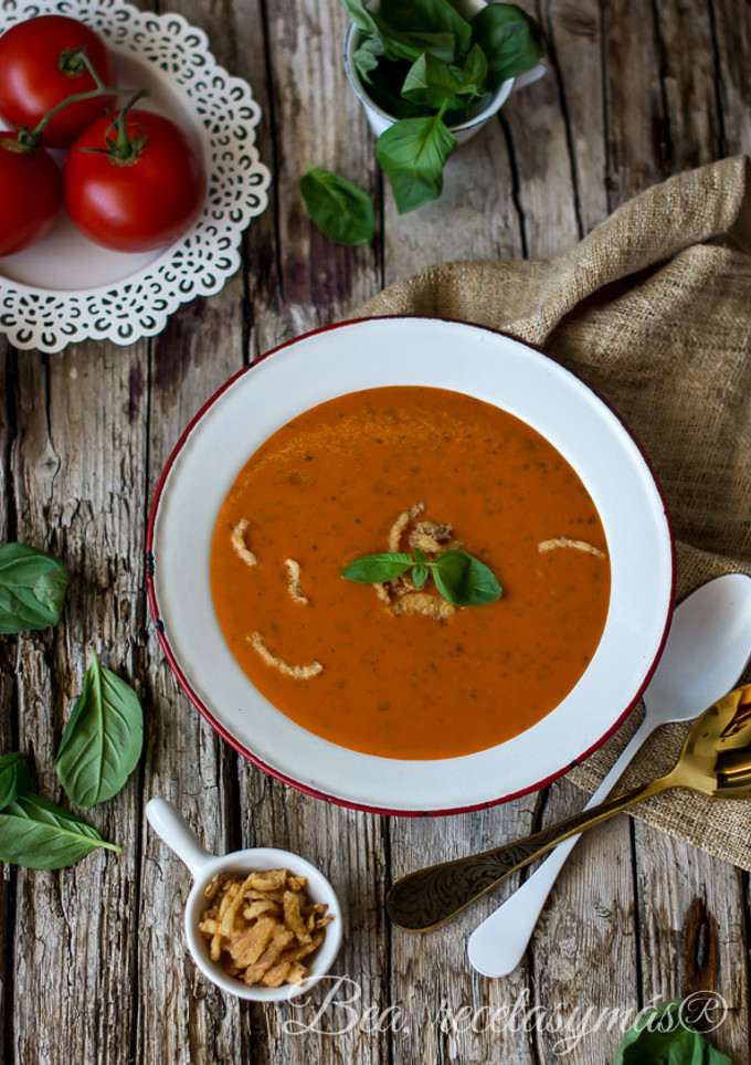 Una foto de Sopa de tomate con albahaca y chips de cebolla