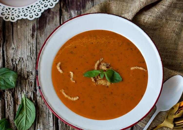 Sopa de tomate con albahaca y chips de cebolla