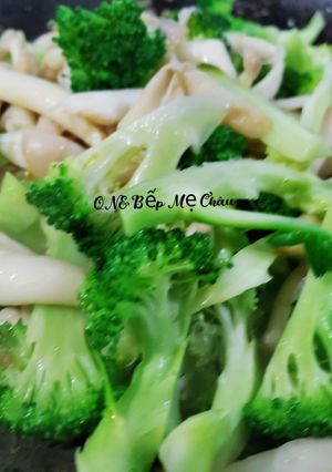 Hình của món Bông cải xanh xào nấm bạch tuyết.