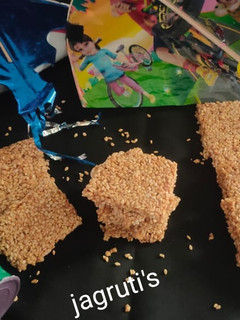 તલ ની ચીક્કી(Tal Chikki Recipe in Gujarati) રેસીપી મુખ્ય ફોટો