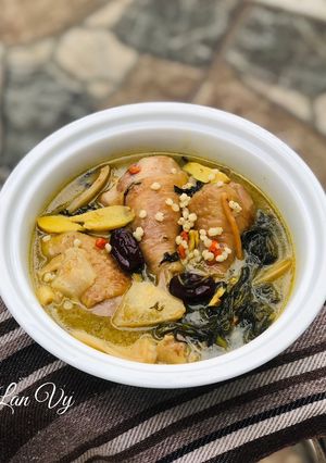 Hình của món Đùi gà tần ngải cứu.