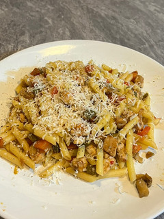Una foto de Pasta con pollo y verduritas🍗🍅🧅