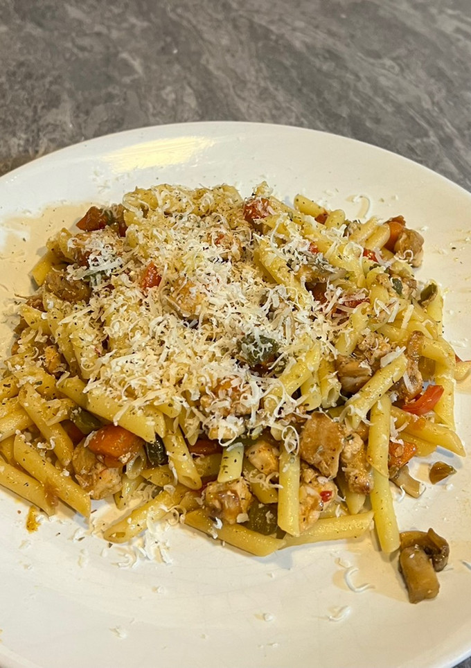 Una foto de Pasta con pollo y verduritas🍗🍅🧅