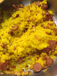Una foto de Arroz con salchichas y bacon