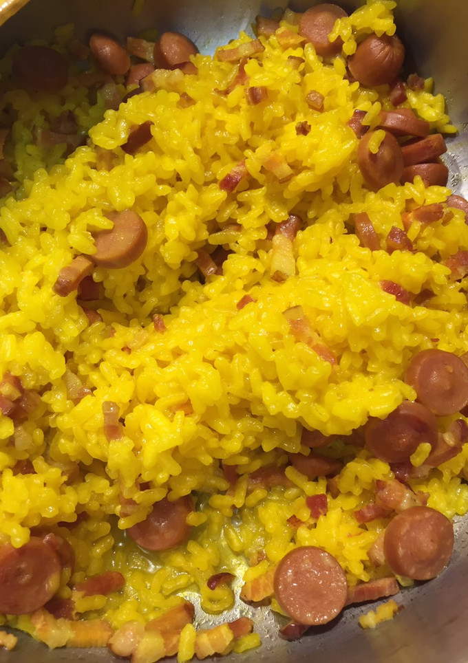 Una foto de Arroz con salchichas y bacon