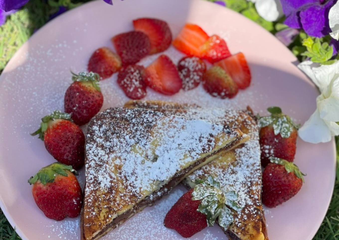 Nutella stuffed French toast with strawberry 🍓🍫