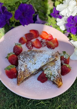 A picture of Nutella stuffed French toast with strawberry 🍓🍫.