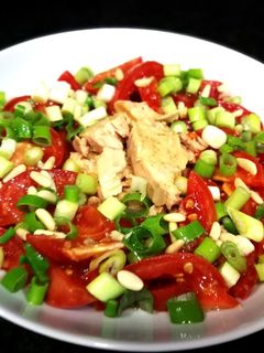 Una foto de Ensalada de Bonito del norte con tomate