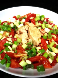 Una foto de Ensalada de Bonito del norte con tomate