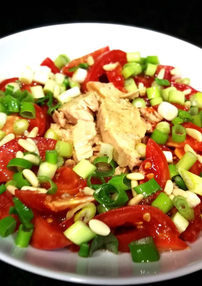 Una foto de Ensalada de Bonito del norte con tomate