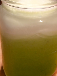 Una foto de Bebida de piña y albahaca