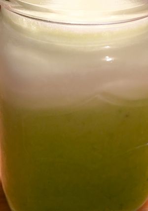 Una foto de Bebida de piña y albahaca