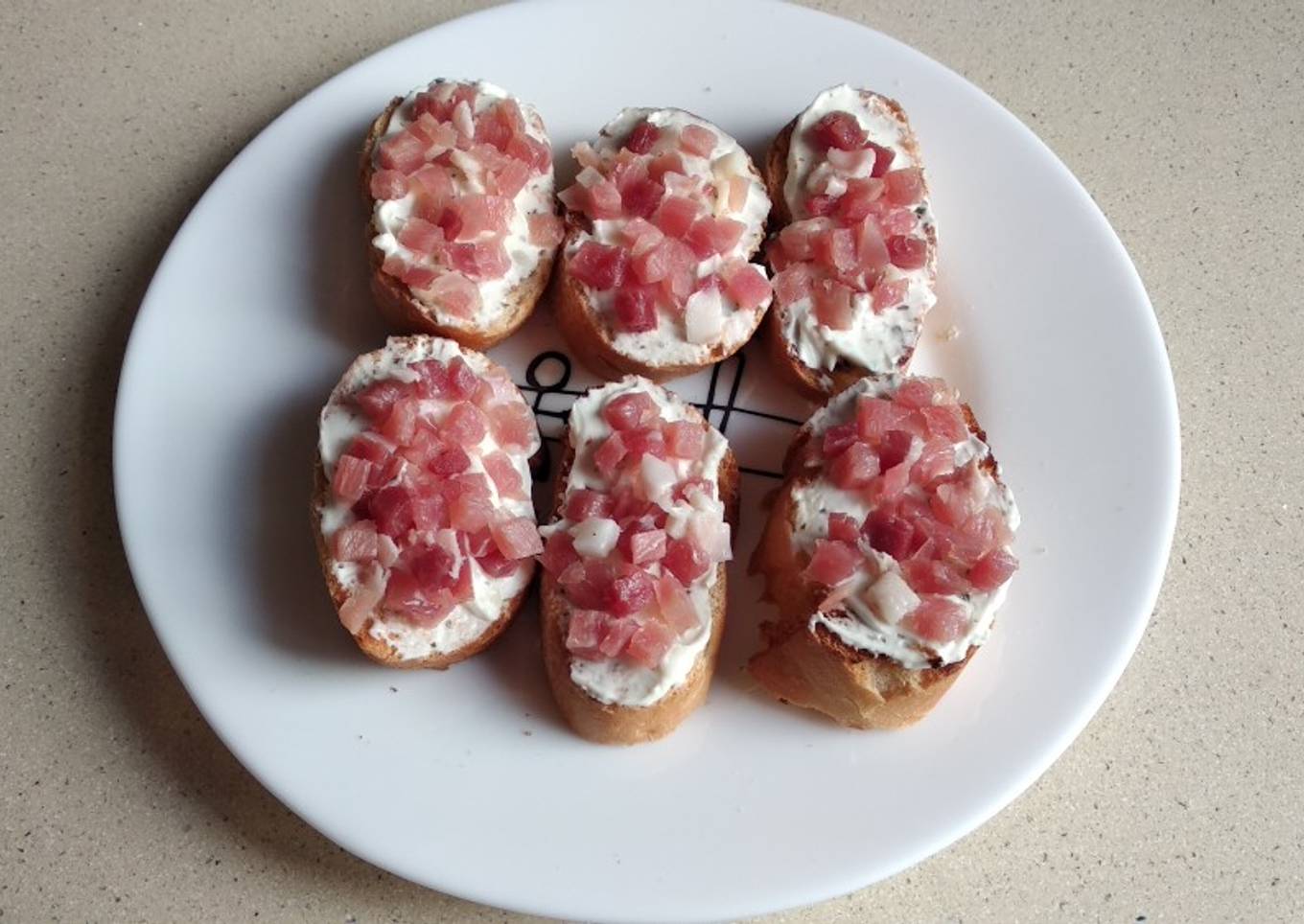 Canapés de pan tostado con queso y jamón