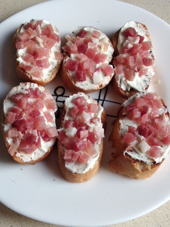 Una foto de Canapés de pan tostado con queso y jamón
