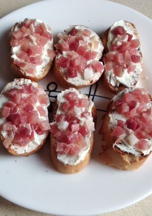 Una foto de Canapés de pan tostado con queso y jamón