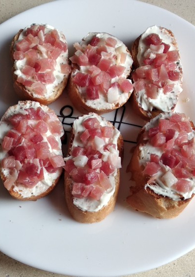 Una foto de Canapés de pan tostado con queso y jamón