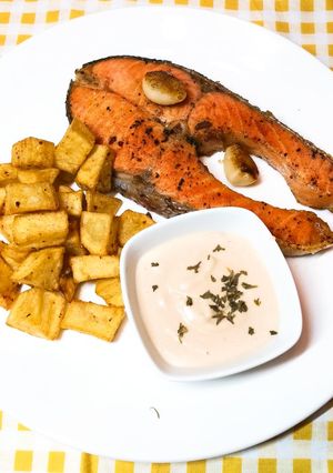 รูปของ แซลมอนเสต็ก เฟรนด์ฟรายด์พริกเกลือ salmon & chips