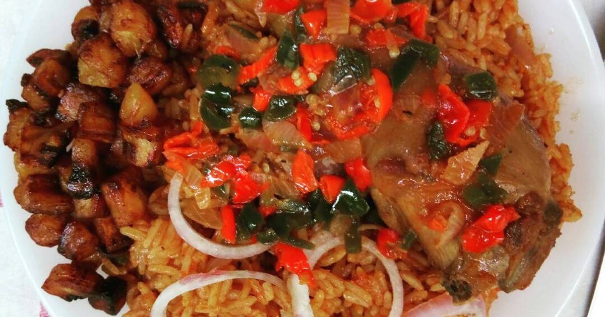 Jollof rice and fried chicken sauce garnished with plantain Recipe by Ebelike Anabel Cookpad