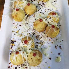 A picture of Baked bread and cheese balls.