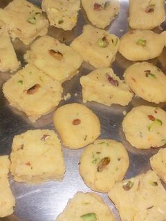 इंस्टेंट केसर पिस्ता बर्फी (Instant kesar pista barfi recipe in Hindi) रेसिपी मुख्य फोटो