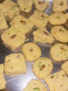 इंस्टेंट केसर पिस्ता बर्फी (Instant kesar pista barfi recipe in Hindi) रेसिपी मुख्य फोटो