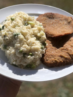 Una foto de Milanesas de peceto con falso risotto