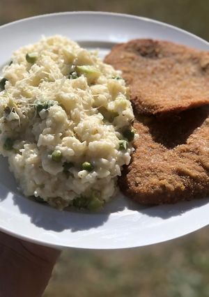 Una foto de Milanesas de peceto con falso risotto