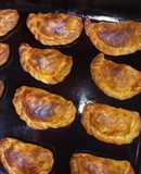 Empanadas vegetarianas de "no pollo", huevo y aceitunas