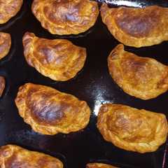 Una foto de Empanadas vegetarianas de "no pollo", huevo y aceitunas