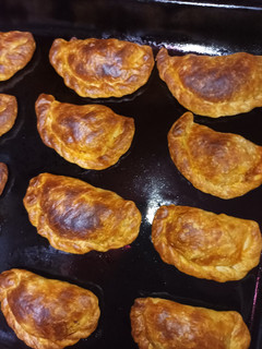 Una foto de Empanadas vegetarianas de "no pollo", huevo y aceitunas