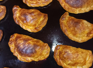 Una foto de Empanadas vegetarianas de "no pollo", huevo y aceitunas