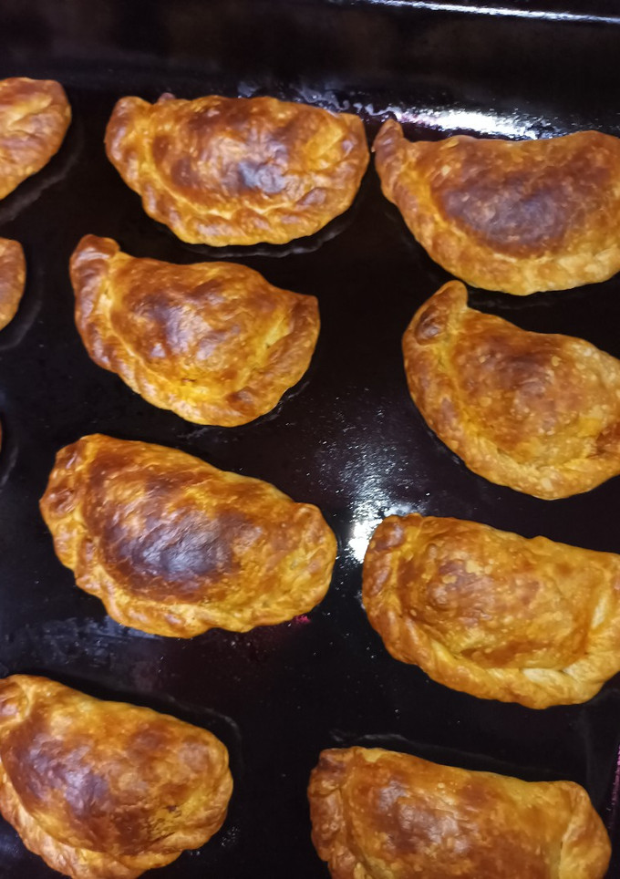 Una foto de Empanadas vegetarianas de "no pollo", huevo y aceitunas