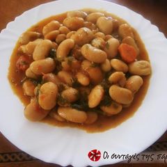 A picture of Gigantes with sausage and leeks.