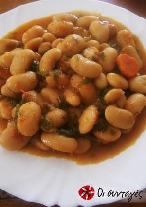 A picture of Gigantes with sausage and leeks.