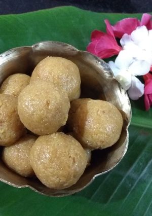 ইন্স্ট্যান্ট ক্ষোয়া নারকোল নাড়ু (instant khoya narkel naru recipe in Bengali) রেসিপির প্রধান ছবি