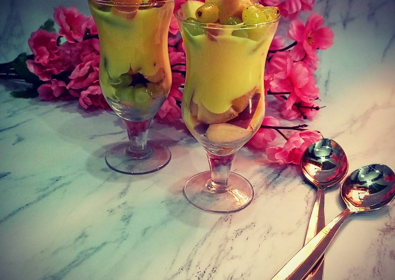 Fruits salad with custard