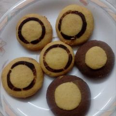A picture of Biscuits in two colours🫓🍪.