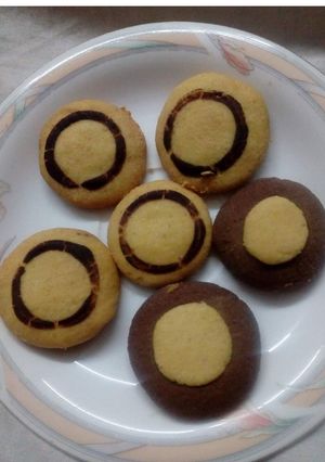 A picture of Biscuits in two colours🫓🍪.