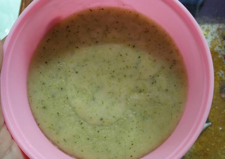 Bagaimana Menyiapkan MPASI 6m+ Kentang, Brokoli dan Kaldu Ayam Homemade yang Lezat