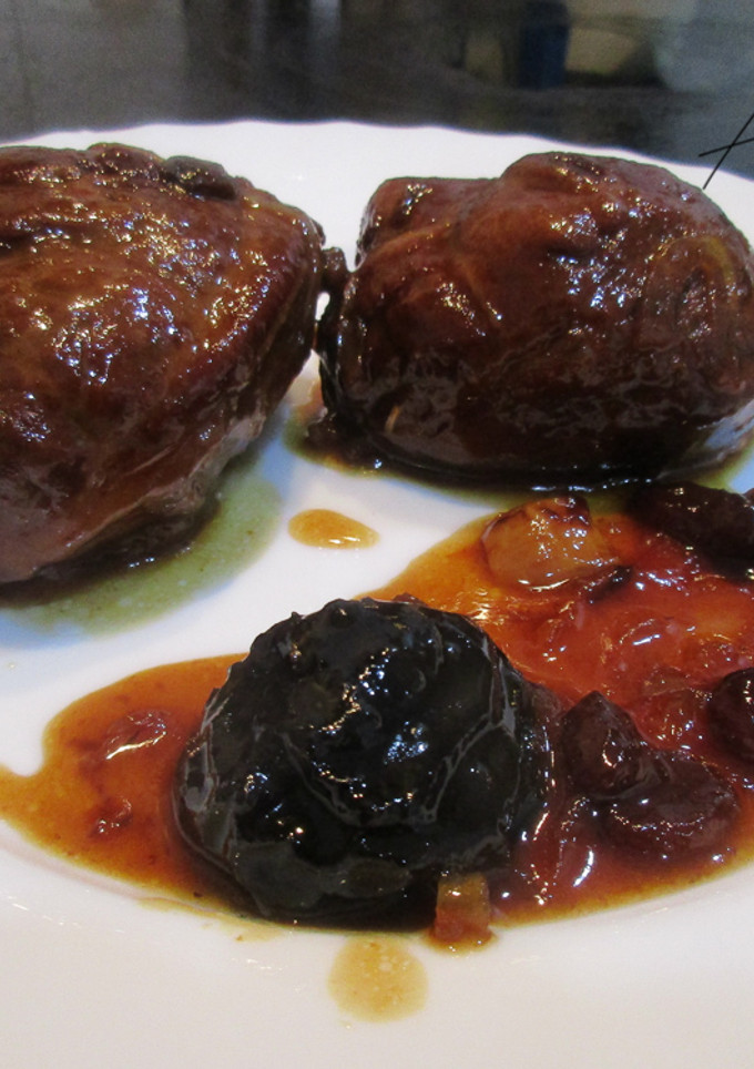 Una foto de Carrilleras de cerdo con Pasas y ciruelas a la mistela