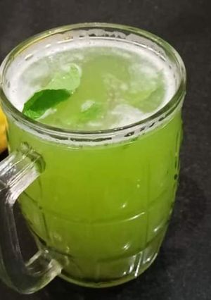 A picture of Green lemonade.