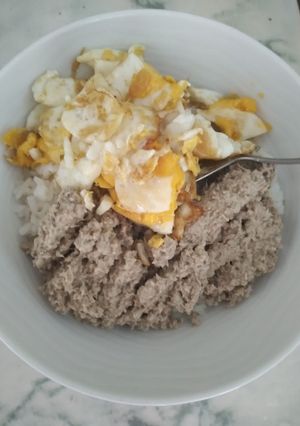 Una foto de Arroz con tuna y huevo