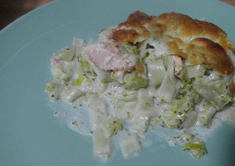 Tagliatelle con brócoli y salmón a la nata