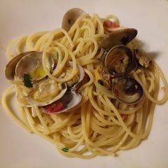 A picture of Spaghetti with vongole (clams) and fresh tomatoes.