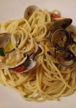 A picture of Spaghetti with vongole (clams) and fresh tomatoes.